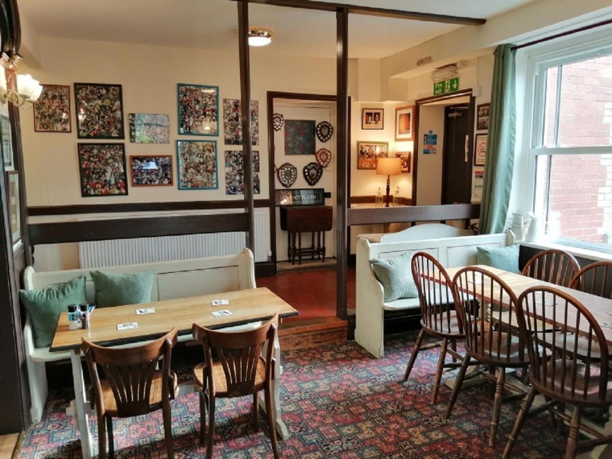 Lion Hotel Llanbister Extérieur photo